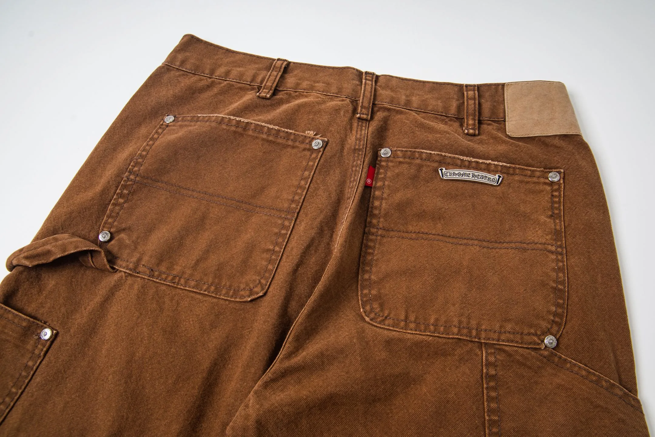 P260 Chrome Hearts new logging pants, yellow patchwork leather embroidered jeans, are a hot trend this season and are sought after by countless celebrities and fashionistas. The neat details of the cutting process add color to the playful fashion! The neat and meticulous design, and the well-fitting structure is unique. The upper body not only has outstanding recognition, but also looks younger and younger. A style with the ultimate wearing meaning and performance, gorgeous color matching, and the craftsmanship of this style is also extremely extraordinary. After the finished product is washed, it is disassembled and hand-made with sheepskin cross leather and then spliced ​​together to complete. The whole piece has too many craftsmanship to describe. It is decorated with patchwork cross flowers and high-waisted washed jeans! ! Absolutely high-end luxury product, a god-level single product, a super popular product, made by top heavy industry, a magic weapon that cannot be missed. Style number: 1848# Size: 28 30 32 34 36 Color: yellow brown